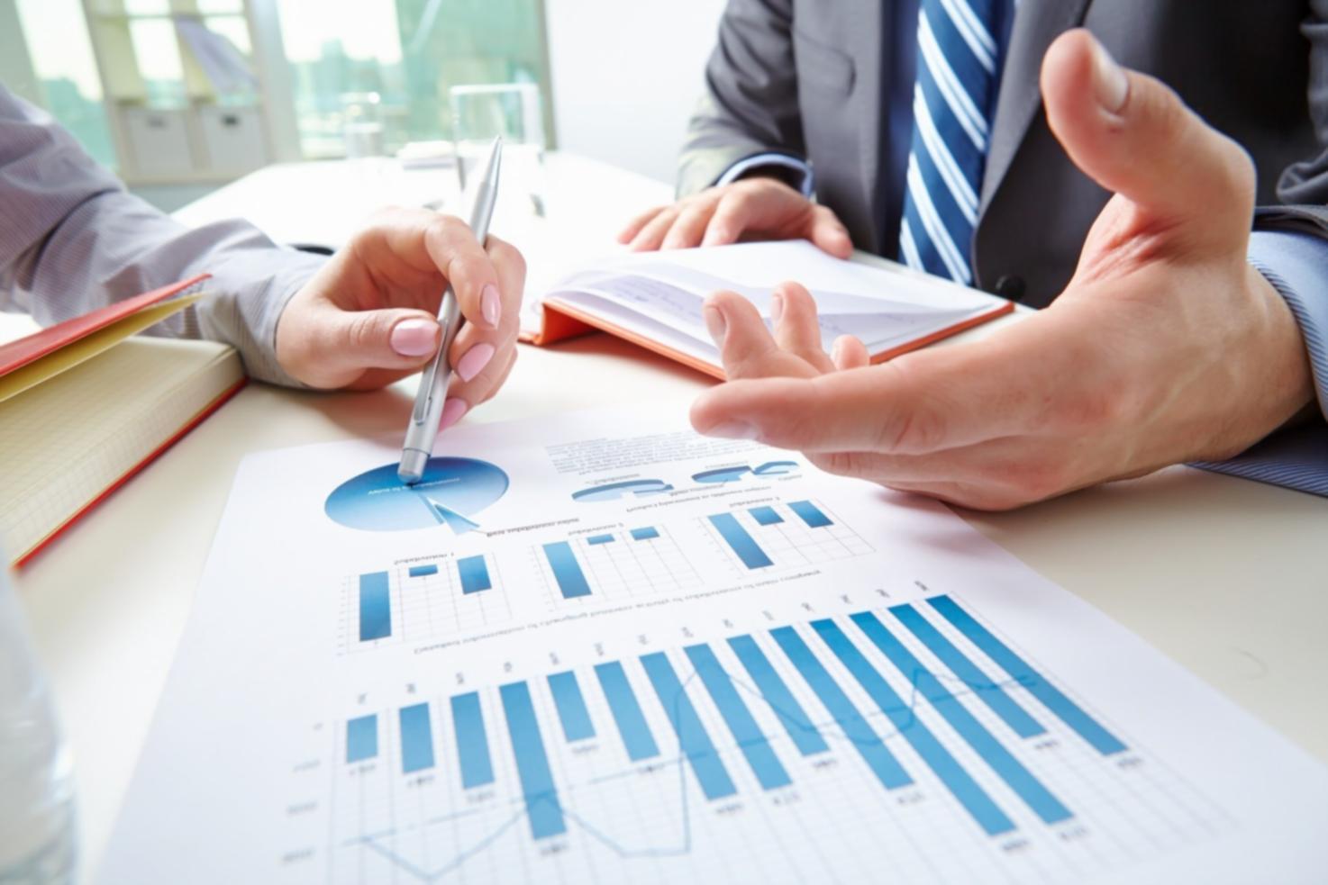Session de travail en groupe avec analyses financières