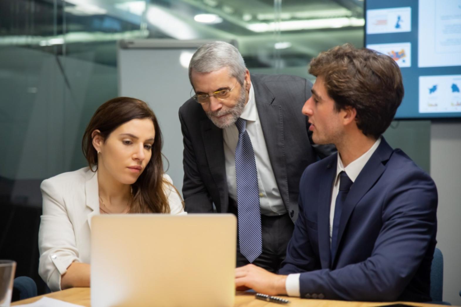 Formation individuelle sur ordinateur avec graphiques financiers