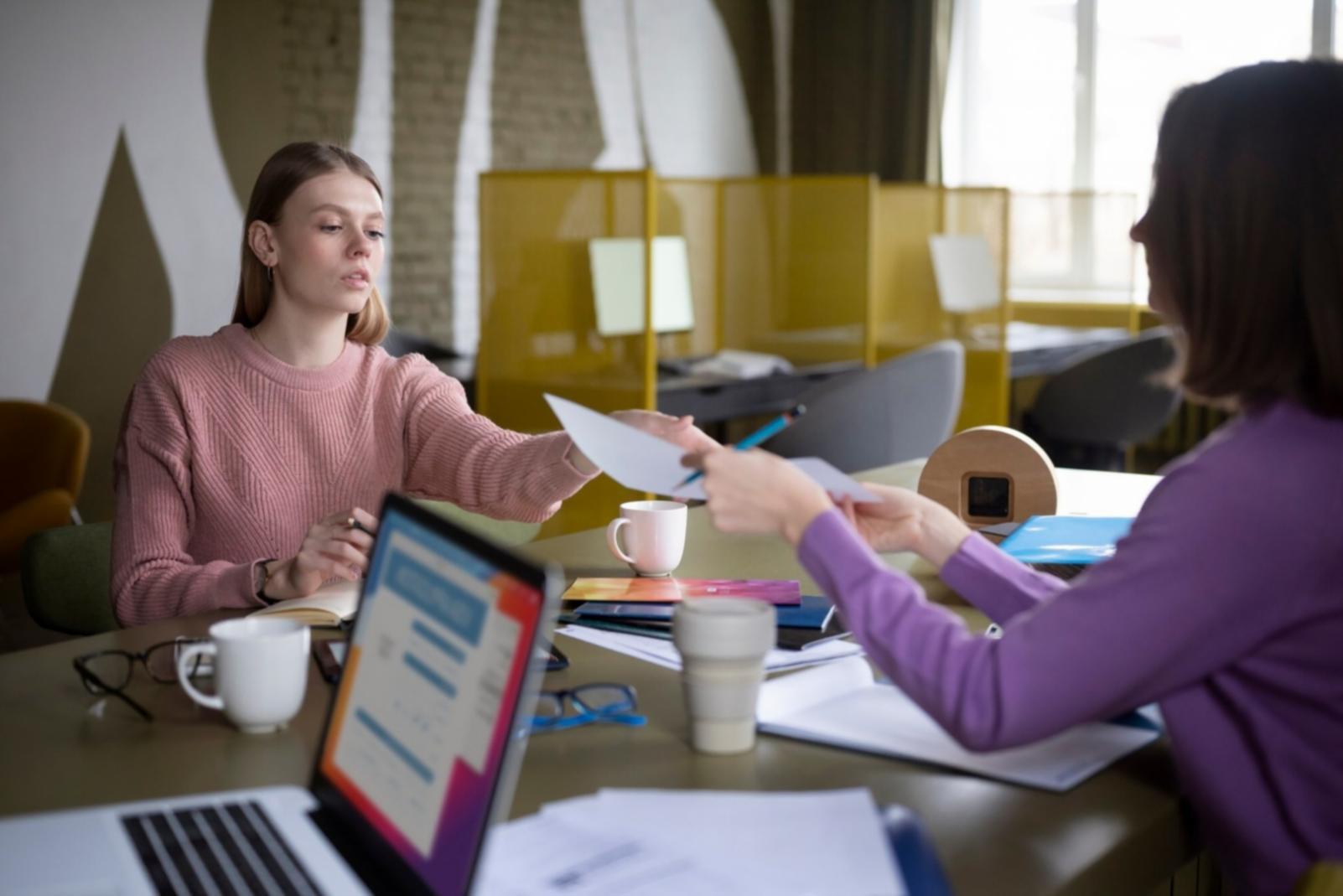 Espace de coworking moderne avec entrepreneurs au travail